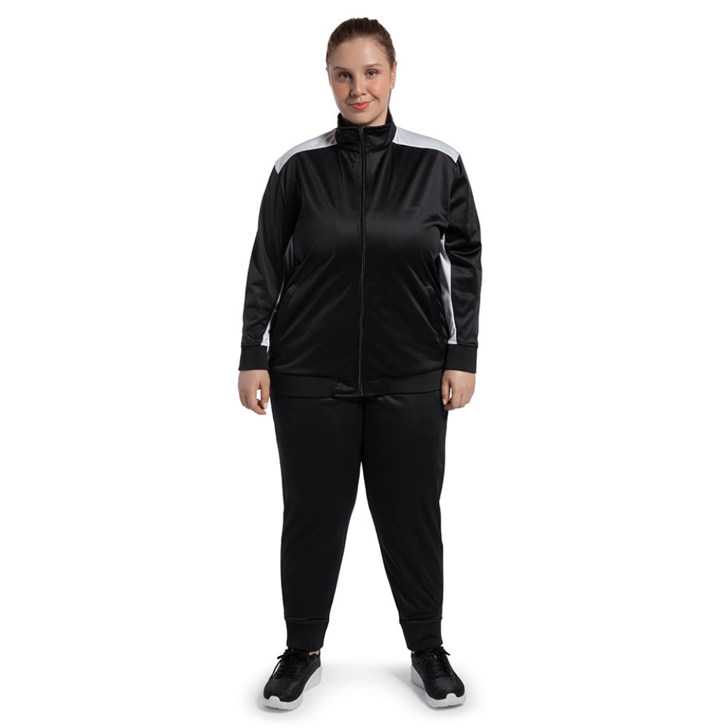 Mulher de costas vestindo Conjunto Agasalho esportivo preto Olympikus Essential mostrando detalhes do design e ajuste